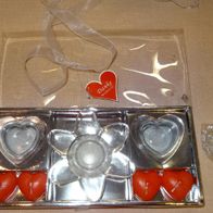 DT Quelle Geschenkset :4 Kerzen 2 Kerzenhalter in Herzform Dekoblüte+ Glassteine