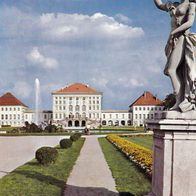 AK München Nymphenburg mit Statue im Hochformat von 1985 in Farbe