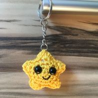 Kleiner selbst gehäkelter Stern als Schlüsselanhänger (Handmade, Handarbeit) gelb