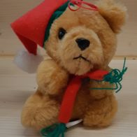 Kleiner flauschig brauner Nikolaus Weihnacht Teddy Bär rotem Schal und Nikolausmütze