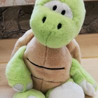 Kleine flauschig weiche grüne Schildkröte mit hellbraunem Panzer Kuscheltier
