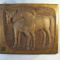 Altes Holz-Relief-Bild - " Pferde " , signiert - " AW "