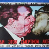 Ansichtskarte Motiv von Berliner Mauer Bruderkuss Breschnew und Honecker