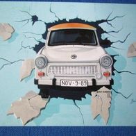 Ansichtskarte Postkarte Berliner Mauer Trabi kommt durch die Mauer