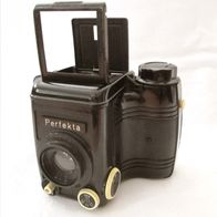 schöne alte 6x6 Rollfilmkamera von 1955 Perfekta Bakelit Kamera * 7,7/80 mm Achromat
