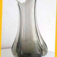 schöne schwere Rauchglas Vase mit Zipfelrand * Blütendekor * Höhe ca. 24 cm