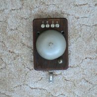 Glocke auf Holzbrett Rufanlage (E196)