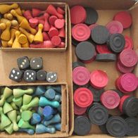 DDR Spiel * alte Spielsteine Holz * Spielfiguren in 4 Farben + Würfel + Mühlesteine