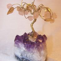 Rosenquarz-Glücksbaum auf Amethyst Stufe / Druse
