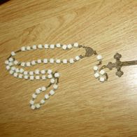 Rosenkranz viereckige weiße Perlen Metallkreuz