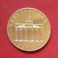 5 DDR Mark Münze Brandenburger Tor von 1980, 24 Karat vergoldet