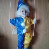 60cm Clown Harlekin auf Schaukel sitzend Aufhängen Deko blau gelb