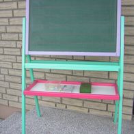 Standtafel, Schreib- und Maltafel mit Farbkreiden und Schwamm
