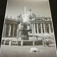 Vatikan-Petersplatz- Fotographie mit linkem Brunnen und Fassade des Peterdoms -