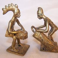2 kleine, afrikanische Messing-Figuren - " Trommler "