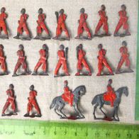 rote Zinnsoldaten Zinnfiguren um 1900 Flachfiguren 18 Stück dav. 2x mit Pferd