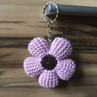 Hübsche gehäkelte Blüte als Schlüsselanhänger (Handmade, Handarbeit) rosa