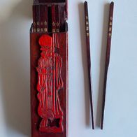 CHINA - 8 Paar Holz-Essstäbchen / Chopsticks in geschnitzter Holzbox