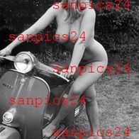 PHOTO - EROTIK - 4/6 NAKED BLONDE WOMAN on Vespa V50 R Scooter; #29