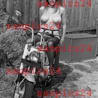PHOTO - EROTIK - NAKED BLONDE WOMAN on Honda Motorrad #34