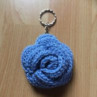 Gehäkelte Blüte, Rose als Schlüsselanhänger blau handgefertigt, handmade