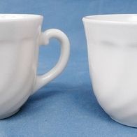 2 weiße Tassen aus Opalglas - arcopal France - gewellte Struktur