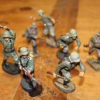 Originale Lineol/ Elastolin 7 angreifende Soldaten, 7,5 cm