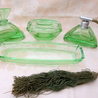 Omas altes Frisierset / Toilettenset aus grünem Glas - schön geschliffen
