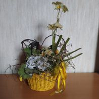 Gesteck künstlicher Blumen im Korb mit Tiermotiv -----5/23------