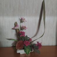 Gesteck künstlicher Blumen im weissen Topf -----6/23------