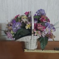 Gesteck künstlicher Blumen im Korb -----6/23------