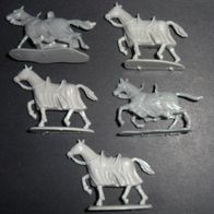 5 Pferde, 7 Ritter, 11 Schilde, 12 Köpfe und Diverses Zubehör Waffen etc.( Ritter )
