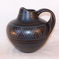 Studio-Keramik Kanne / Henkel-Vase, Ritzdekor, Signatur - WK -