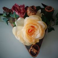 Gesteck mit Seidenblumen auf 3 eckigem Keramikteller neu UNIKAT