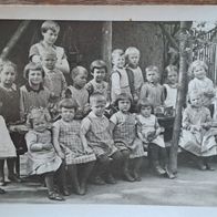 antiquarische Fotopostkarte von 1915 ? / Motiv: Kindergarten / Kindergruppe /1. WK