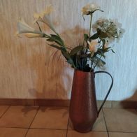große Kupfer Blumenvase/ Kanne mit Kunstblumenstrauss -------------8/23---------