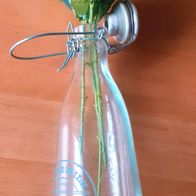 Glas-Milchflasche mit Bügelverschluss, auch als Vase mit Blumen, Deko