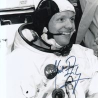 Raumfahrt: Neil Armstrong (1930-2012) - orig. sign. Großfoto