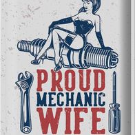 Blechschild Spruch Pinup Proud mechanic wife 30x40 cm Deko Schild tin