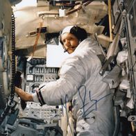Raumfahrt: Neil Armstrong (1930-2012) - orig. sign. Großfoto (1)