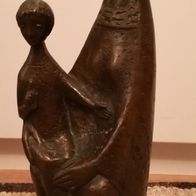 Maria mit Kind , sitzend, Bronze ; Höhe: 33 cm, Signatur: HB