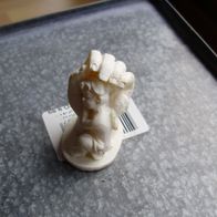 Kleiner Engel in schützender Hand weiß Alabaster