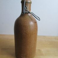 Steingut oder Ton Flasche M.K.M 0,5 Liter mit Bügelverschluss
