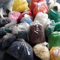 Konvolut Perlen rot gelb weiss grün blau usw. ca. 3 kg Ostalgie Kunststoff