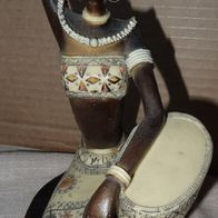 DL Dekoration Afrikansiche Kunst kniende Frau mit Trommel kurze Zeit genutzt einwandf