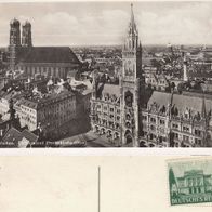 AK München Rathaus und Frauenkirche - s/ w unbenutzt aber Briefmarke 1941 aufgeklebt