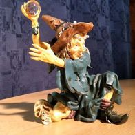Hexe aus Kunstharz mit Glaskugel und Schädel