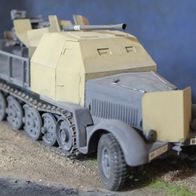 Maßstab 1:35 Tamiya SdKfz 7 mit 3,7cm Flak grau gepanzert gebaut gealtert
