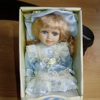 Puppe Porzellan Sammler blond hellblaues Kleid Spitze 21 cm