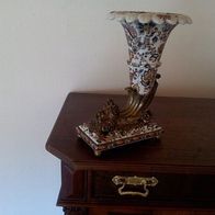 Hornvase Prunkvase Vase Porzellan weiß mit Blumenmuster Neptun Messingguß H 32cm